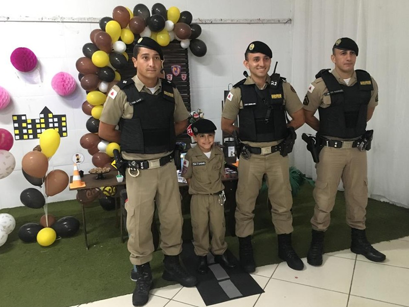 /17763naregiao0701_menino-festa-tema-policia-militar-mg.png
