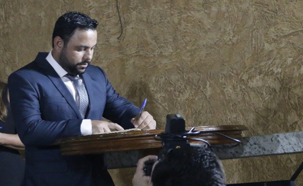 Prefeito, vice e vereadores são empossados 